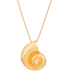 Detailaufnahme eines goldener Nautilus-Anhängers mit strukturierter spiralförmiger Metalloberfläche