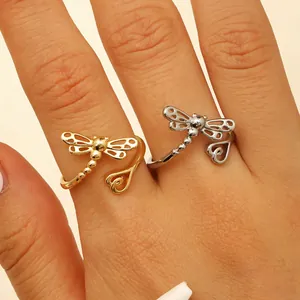 Nahaufnahme von Libellen-Ringen in Gold und Silber mit Zirkonia-Flügeln am Finger