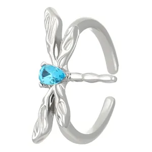 Verstellbarer silberner Libellenring mit blauem Zirkonia im Birnenschliff und Textur