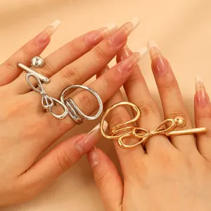 Trendige geometrische Ringe in Schleifenform in Gold und Silber für Damen