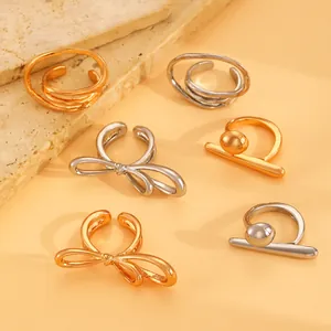 Minimalistische geometrische Ringe mit Herz und Schleife in Gold und Silber