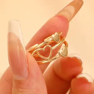 Detailansicht eines dreiteiligen goldenen Herz-Ring-Sets mit verstellbarem Design