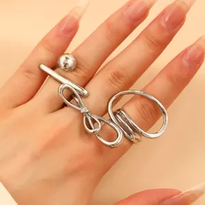 Minimalistischer silberner geometrischer Herzring mit abstrakten Linien und Perlen