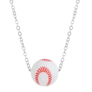 Halskette mit Baseball-Anhänger, silberner Gliederkette und roten Nahtdetails