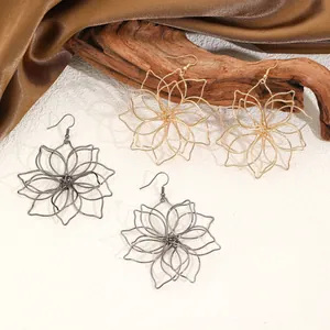Detailansicht großer mehrlagiger Lotus-Metallblumenohrringe in Gold und Schwarz