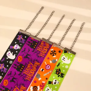 Détail de colliers choker d'Halloween avec motifs festifs et fermoirs métalliques fins