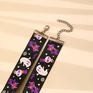 Détail d'un ras-de-cou d'Halloween avec motifs de fantômes et fermoir en métal