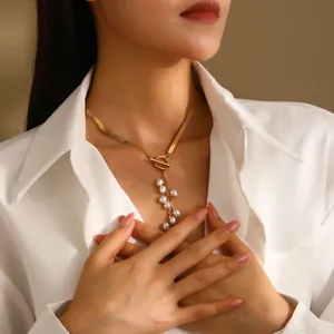 Collier chaîne serpent plate dorée avec pendentif grappe de perles et fermoir à bascule
