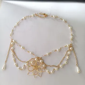 Détails d'un collier multicouche doré avec pendentif lion et perles blanches