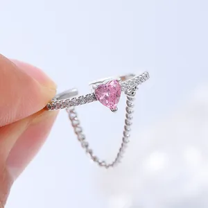Bague cœur rose avec anneau en argent et détail de fine chaîne à pampille mobile