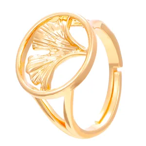 Verstellbarer goldener Ring mit rundem Rahmen und filigranem Ginkgoblatt-Motiv