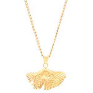 Goldene Ginkgoblatt-Halskette mit realistischer Aderstruktur an einer gedrehten Seilkette