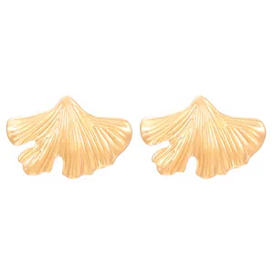 Goldene Ginkgo-Blatt-Ohrringe mit feiner radialer Textur und glänzender Metalloberfläche