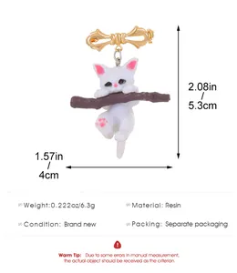 Broche chat mignon en résine sur branche avec dimensions de 5,3 cm de haut et 4 cm