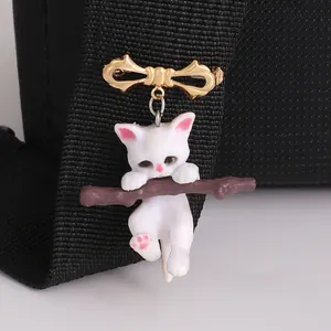 Mignonne Broche Chat Embrasse Arbre en Alliage Nœud Doré Résine 3D Animal Chaton Badge Revers Bijoux pour Femmes Quotidien