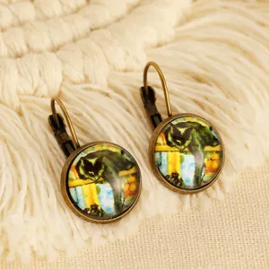 Boucles d'oreilles rondes en bronze ethnique avec illustration de chat noir sous cabochon