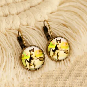 Gros plan détaillé sur des boucles d'oreilles rétro en bronze avec motif chat tennis