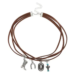 Vintage western gelaagde bruine suède choker met bedeltjes van laarzen en cowboyhoeden