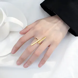 Minimalistischer doppellagiger goldener geometrischer Ring mit poliertem Finish