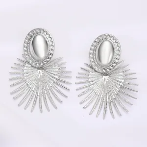 Boucles d'oreilles argentées en forme d'éventail avec clou miroir ovale et texture solaire