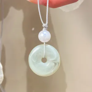 Collana con pendente in finta giada verde pallido con perla e cordino bianco intrecciato