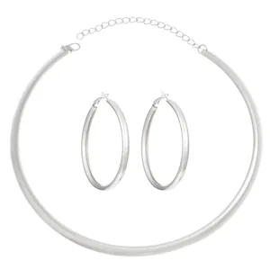 Collier ras du cou en métal argenté poli et boucles d'oreilles créoles assorties avec fermoir