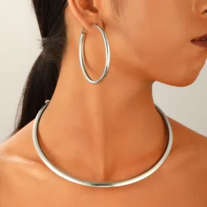 Ensemble collier choker et boucles d'oreilles créoles en métal argenté poli