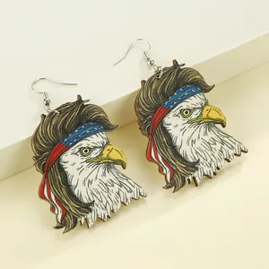 Makro-Detail von Holz-Ohrringen mit Adler-Motiv und US-Flaggen-Stirnband-Design