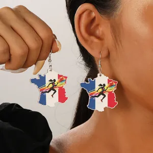 Detailaufnahme von Ohrringen in Frankreich-Form mit Läufer-Motiv und Trikolore
