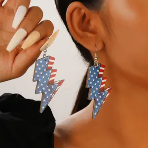 Nahaufnahme der Blitz-Ohrringe mit dem Sternen- und Streifenmuster der US-Flagge