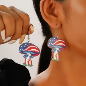Detailansicht der pilzförmigen Ohrringe mit US-Flaggenmuster am Ohrläppchen