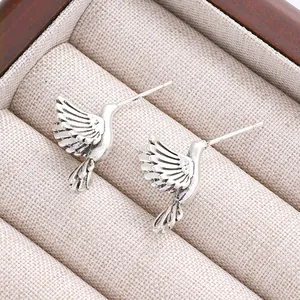 Elegante Vintage Kolibri Ohrstecker mit detaillierten Silberfedern und Retro-Finish