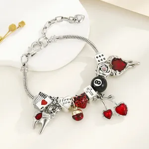 Bracelet chaîne serpent argentée avec breloques cœur léopard, fraise et poker