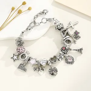 Bracelet à breloques rose avec Tour Eiffel, croix et cœurs sur une chaîne serpent