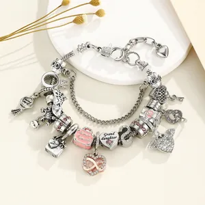 Bracelet à breloques argenté avec pendentifs cœur et breloques de voyage roses pour femmes