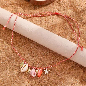 Collana in corda rossa e bianca con ciondoli a forma di tartaruga e conchiglie