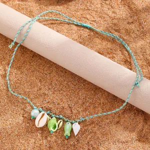 Collana intrecciata bohémien celeste con ciondoli a conchiglia e perle turchesi