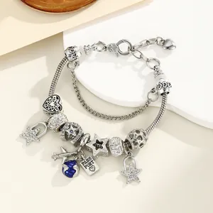 Bracelet à breloques argenté avec pendentifs cœur, avion et passeport sur pierre blanche