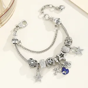 Bracelet à breloques argenté avec pendentifs cœur, avion et passeport sur chaîne