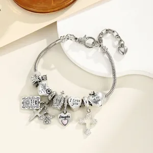 Détails du bracelet chaîne serpent argenté avec divers pendentifs religieux et cœurs