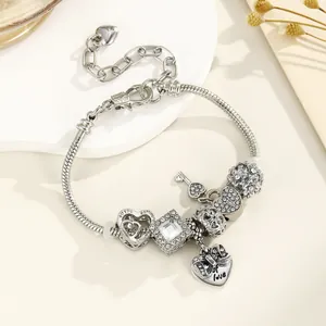 Gros plan détaillé d'un bracelet à breloques en argent avec cœur et perles en cristal