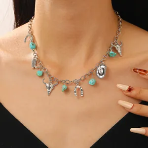 Collier multicouche de style western avec bottes fer à cheval et perles turquoise
