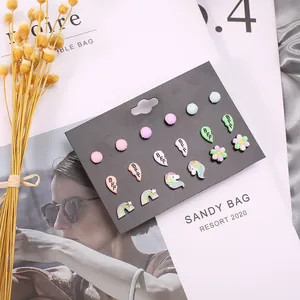 9 Paar bunte Tier- und Einhorn-Ohrstecker Set für Mädchen auf schwarzer Displaykarte