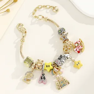 Détail d'un bracelet doré avec des breloques en émail coloré et des zircons scintillants