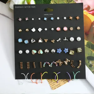 Set di 30 paia di orecchini alla moda con perle, farfalle e cuori su scheda espositiva