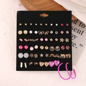 Set di 30 paia di orecchini a lobo dorati con motivi a cuore, fiocco e perle