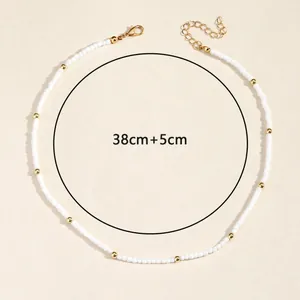 Collar hecho a mano con cuentas blancas y detalles dorados, 38cm más 5cm de extensión