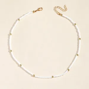 Collar de cuentas hecho a mano minimalista con cuentas blancas mate y detalles dorados en beige