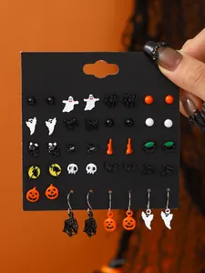 Detailansicht eines 20er-Sets Halloween-Ohrringe mit Geistern, Totenköpfen und Kürbissen