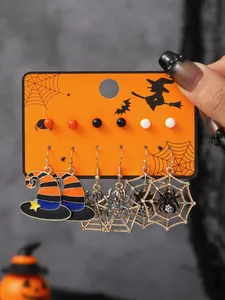 Dettaglio del set di orecchini di Halloween con cappelli da strega e ragnatele su carta